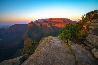 Güney Afrika 'da gün batımında üç Rondavel ve Blyde River Canyon manzarası