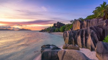 Seyşeller üzerinde Mahe 'nin yüksekliğinde tahta görünümlü bir plattform.