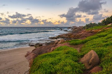 Seyşeller üzerinde Mahe 'nin yüksekliğinde tahta görünümlü bir plattform.