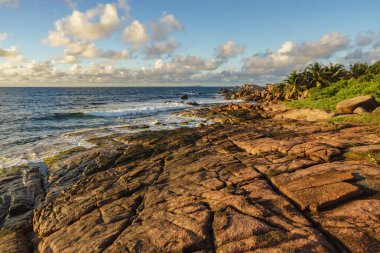 Seyşeller üzerinde Mahe 'nin yüksekliğinde tahta görünümlü bir plattform.