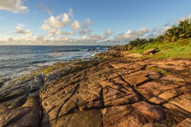 Gündoğumu tropikal kayalık sahil şeridinde Anse songe on la digue on the Seychelles