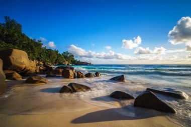 Seyşeller üzerinde Mahe 'nin yüksekliğinde tahta görünümlü bir plattform.