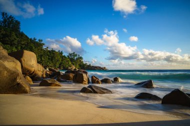 Seyşeller üzerinde Mahe 'nin yüksekliğinde tahta görünümlü bir plattform.
