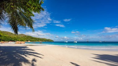 Seyşeller 'deki Anse Lazio' da katamaranlar. Turkuaz su, cennetteki kumsalda granit kayalar.