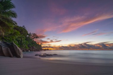 Tropikal sahil Anse Georgette 'de gün batımı Praslin' de Seyşeller 'de