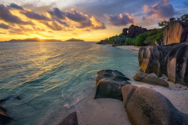 Günbatımında tropikal sahil anse kaynağı d 'argent on la digue, Seyşeller