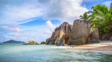 Seyşeller 'deki La Digue' deki Anse Kaynağı 'ndaki güzel tropikal plaj.