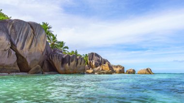 Seyşeller 'deki La Digue' deki Anse Kaynağı 'ndaki güzel tropikal plaj.