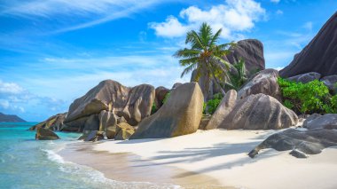 Seyşeller 'deki La Digue' deki Anse Kaynağı 'ndaki güzel tropikal plaj.