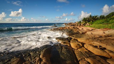 Gündoğumu tropikal kayalık sahil şeridinde Anse songe on la digue on the Seychelles