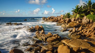 Gündoğumu tropikal kayalık sahil şeridinde Anse songe on la digue on the Seychelles