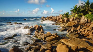 Gündoğumu tropikal kayalık sahil şeridinde Anse songe on la digue on the Seychelles