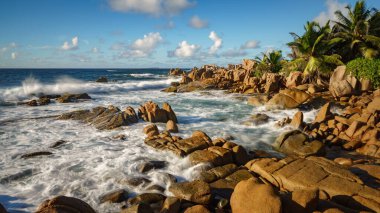 Gündoğumu tropikal kayalık sahil şeridinde Anse songe on la digue on the Seychelles