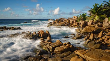 Gündoğumu tropikal kayalık sahil şeridinde Anse songe on la digue on the Seychelles