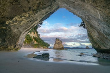 Katedral koyundaki mağaradan manzara, Coromandel, Yeni Zelanda