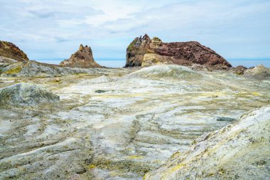 Yeni Zelanda 'daki Beyaz Ada' daki volkanik kraterin içindeki ay manzarası