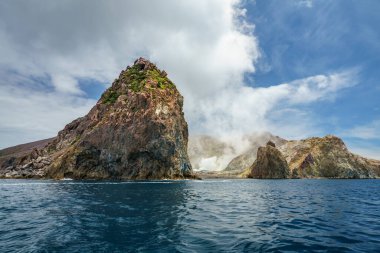 Yeni Zelanda 'daki Beyaz Ada' daki volkanın üzerinde duman.
