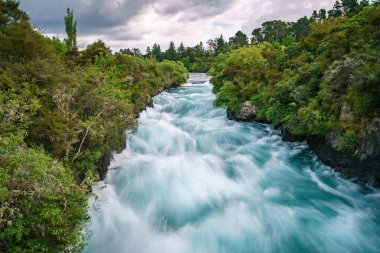 Huka adında bir şelale Yeni Zelanda 'da düştü.