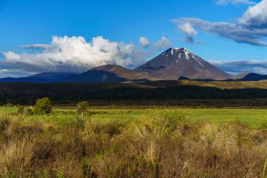 Yeni Zelanda 'da Tongariro' daki Ngauruhoe Dağı üzerinde gün doğumu.
