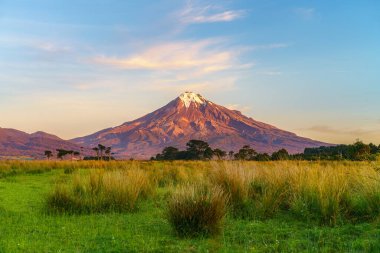 Yeni Zelanda 'daki Taranaki Dağı' nda günbatımı