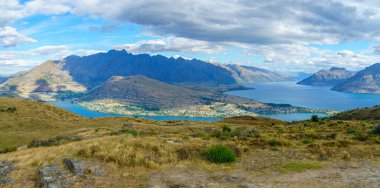 Yeni Zelanda 'nın Queenstown kentinde Waktipu Gölü' nün üzerindeki Queenstown Hill geçidinde yürüyüş.