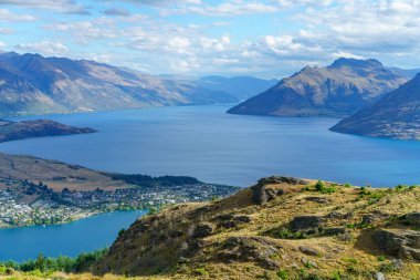 Yeni Zelanda 'nın Queenstown kentinde Waktipu Gölü' nün üzerindeki Queenstown Hill geçidinde yürüyüş.