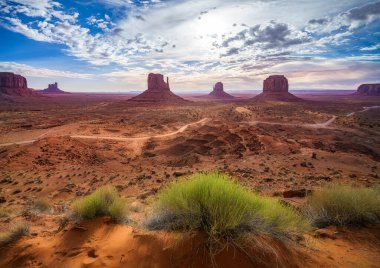 Amerika 'daki anıt vadisinde manzaralı bir gezinti.