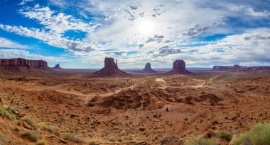 Amerika 'daki anıt vadisinde manzaralı bir gezinti.