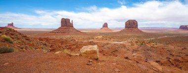 Amerika 'daki anıt vadisinde manzaralı bir gezinti.