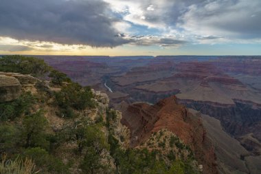 Arizona 'daki Büyük Kanyon' un güney kıyısındaki kavşakta gün batımı.