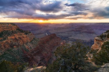 Arizona 'daki Büyük Kanyon' un güney kıyısındaki kavşakta gün batımı.