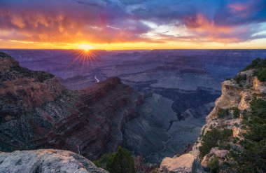 Arizona 'daki Büyük Kanyon' un güney kıyısındaki kavşakta gün batımı.