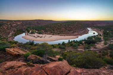 Murchison nehrinin at nalı kıvrımlı doğanın penceresinin yanındaki Kalbarri Ulusal Parkı, Batı Avustralya gün doğumunda