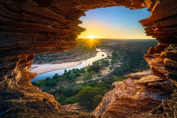 西オーストラリア州のカルバリ国立公園の砂漠にある自然の窓で日の出 — ストック写真