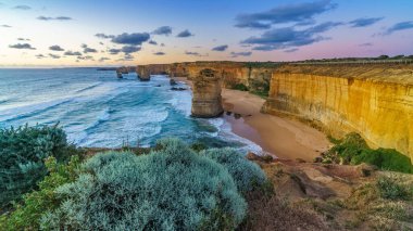 Mahe 'deki Cennet Sahili Anse Bazarkası. Beyaz kum, turkuaz su, palmiye ağaçları, granit kayalar, seyşeller.