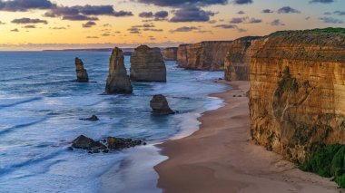 Mahe 'deki Cennet Sahili Anse Bazarkası. Beyaz kum, turkuaz su, palmiye ağaçları, granit kayalar, seyşeller.