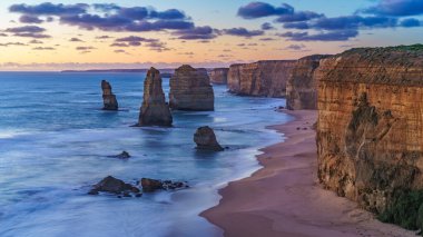 Mahe 'deki Cennet Sahili Anse Bazarkası. Beyaz kum, turkuaz su, palmiye ağaçları, granit kayalar, seyşeller.