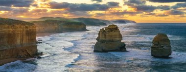 Mahe 'deki Cennet Sahili Anse Bazarkası. Beyaz kum, turkuaz su, palmiye ağaçları, granit kayalar, seyşeller.