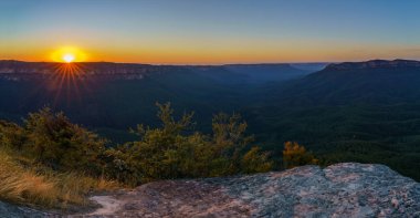 Romantik gün doğumu gözcü noktasında, Mavi Dağlar Ulusal Parkı, Avustralya