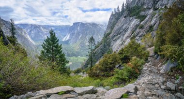 Üst Yosemite 'de yürüyüş yapmak ABD' nin Kaliforniya 'daki Yosemite Ulusal Parkı' nda iz bırakır.