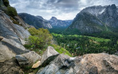 Üst Yosemite 'de yürüyüş yapmak ABD' nin Kaliforniya 'daki Yosemite Ulusal Parkı' nda iz bırakır.