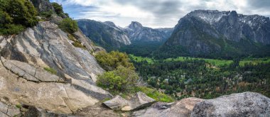 Üst Yosemite 'de yürüyüş yapmak ABD' nin Kaliforniya 'daki Yosemite Ulusal Parkı' nda iz bırakır.