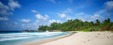 Mahe 'deki Cennet Sahili Anse Bazarkası. Beyaz kum, turkuaz su, palmiye ağaçları, granit kayalar, seyşeller.