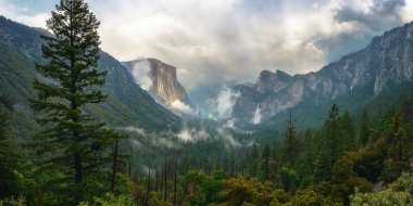 Kaliforniya 'daki Yosemite Ulusal Parkı' nda tünel manzaralı gökkuşağı.