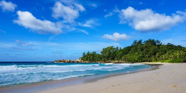 Mahe 'deki Cennet Sahili Anse Bazarkası. Beyaz kum, turkuaz su, palmiye ağaçları, granit kayalar, seyşeller.