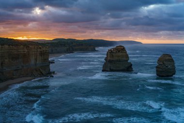 Gündoğumunda ünlü Gibson basamakları, 12 havari, Victoria, Avustralya 'da büyük okyanus yolu