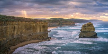 Gündoğumunda ünlü Gibson basamakları, 12 havari, Victoria, Avustralya 'da büyük okyanus yolu