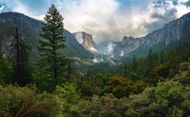 Kaliforniya 'daki Yosemite Ulusal Parkı' nda tünel manzaralı gökkuşağı.