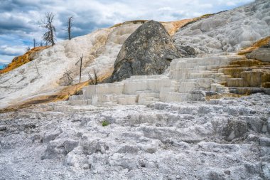 ABD 'de Wyoming' deki Yellowstone Ulusal Parkı 'ndaki Mamut Kaplıcaları' nın hidrotermal alanları