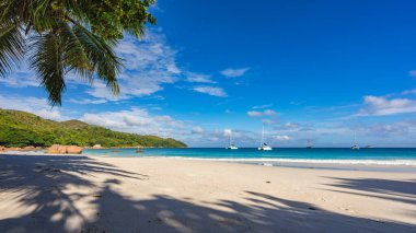 Seyşeller 'deki Anse Lazio' da katamaranlar. Turkuaz su, cennetteki kumsalda granit kayalar.